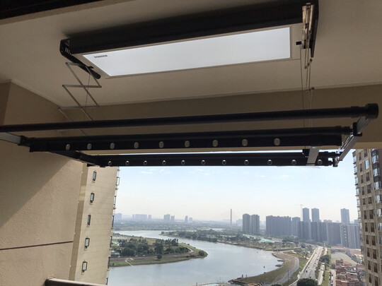 盼盼 电动晾衣架无线遥控自动升降晾衣杆阳台晒衣架晒被子 伸缩四杆婴儿尿布架横杆照明晾晒风干黑色烘干版J6