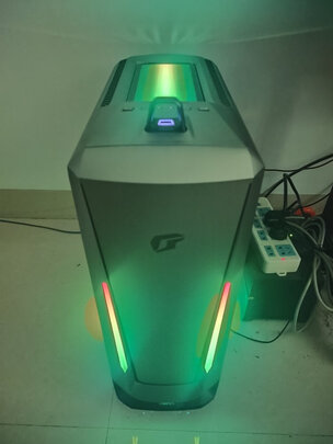 %title插图%num 七彩虹(Colorful)iGame M600幻境之眼水冷游戏台式电脑主机(12代i7-12700K 32G RTX3070Ti 500G+2TB)