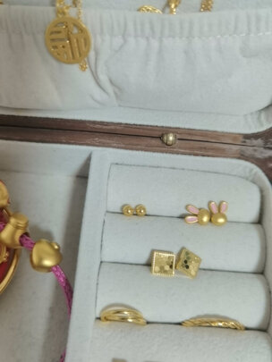 黄金耳钉