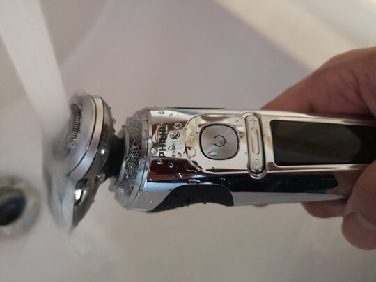 飞利浦刮胡刀锁灯亮了