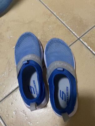儿童运动鞋