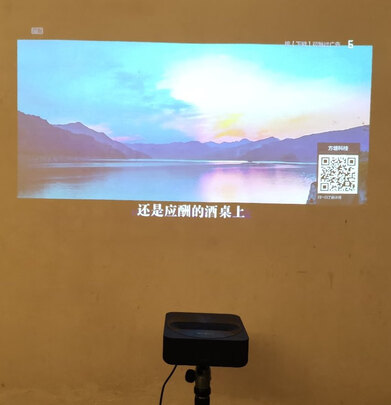 %title插图%num 峰米 R1 Nano 超短焦激光投影仪家用办公网课投影机(内含80英寸菲涅尔柔性屏 激光光源 无感对焦 远场语音)