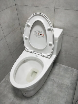 1,箭牌坐便器ad1008l马桶挺好,安装师傅也非常棒,服务到位马桶收到