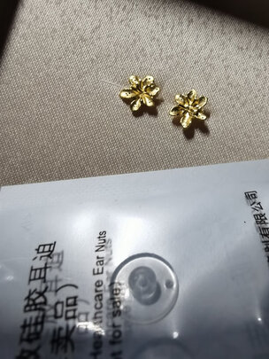 黄金耳钉