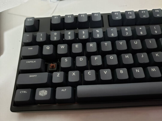 酷冷至尊SGK-4035-KKCM1-US对比CHERRY MX Board 1.0 TKL区别明显吗,哪个按键舒服