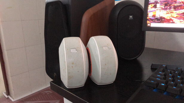 JBL 104和威斯汀B05组合黑色区别有吗，使用哪个比较方便？哪个尺寸适宜 