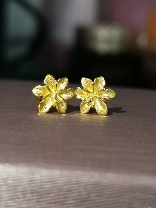 黄金耳钉