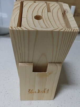 做工规整,木材质量非常好,刀架上的插口都够用,性价比不错.