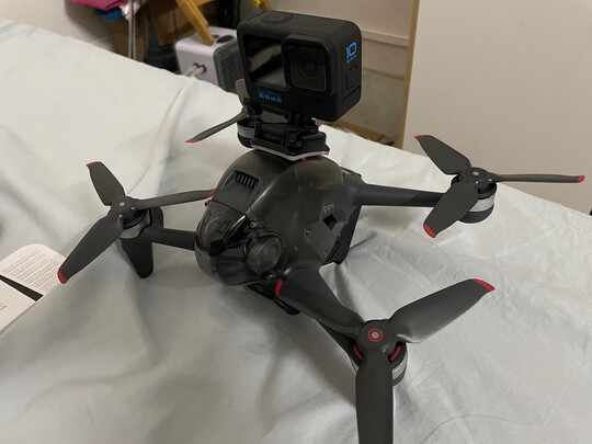%title插图%num GoPro HERO10 Black 运动相机 Vlog摄像机 防水自拍续航礼盒(单机+三向自拍杆+双充+单电池+64G内存卡)