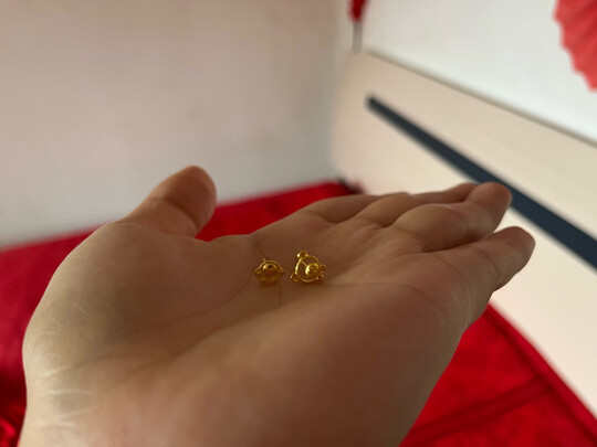 黄金耳钉