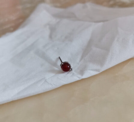 红玛瑙耳钉