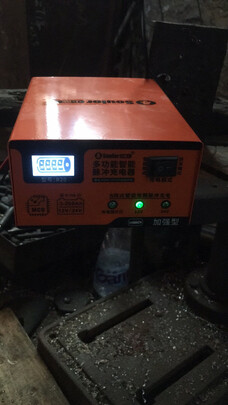 汽车电瓶充电器