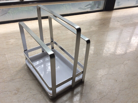 很好用的一个收纳架,不锈钢的材质,小巧精致,做工精细,抽拉式托盘