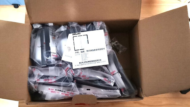 德力西(DELIXI)开关插座面板 CD821系列 三联三开双控开关 磨砂黑大板
