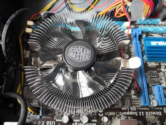 酷冷至尊猎鲨V200 CPU散热器跟九州风神玄冰智能版有何区别？散热哪款更加快？哪个科技感强 