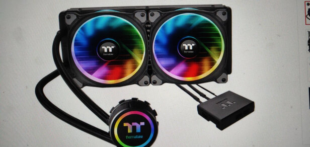 Tt（Thermaltake）Floe Riing RGB 240 一体式水冷CPU散熱器（多平台/RGB冷头/软体/PLUS RGB风扇/240冷排）