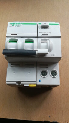 %title插图%num 施耐德 空气开关 A9系列 小型断路器 A9F28232 空开 2P IC65H C32A 400VAC
