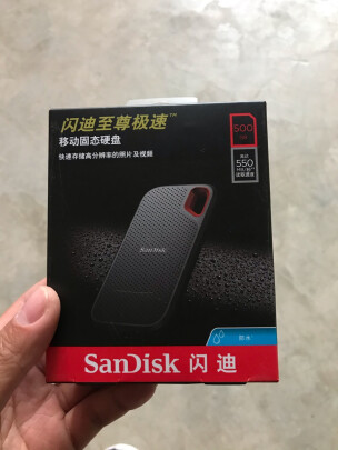 闪迪SDSSDE60-500G-Z25跟三星PSSD- MU-PC500T有很大区别吗？发热哪款更少，哪个防水防尘 