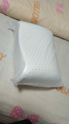 南极人乳胶枕跟睡眠博士枕头有何区别？透气性哪个更加强，哪个做工精致？