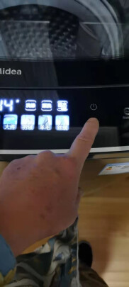 %title插图%num 美的(Midea)波轮洗衣机全自动 10KG直驱变频双水流 银离子除菌 炫彩触摸屏 智能自投放MB100FIT