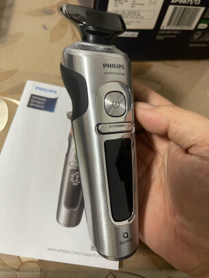 %title插图%num 飞利浦(PHILIPS)电动剃须刀SkinIQ蜂巢9系智能光感刮胡刀S9932【敏感肌适用】
