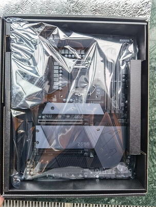 包装保护:技嘉一贯的包装风格,z系列的所附配件更多.