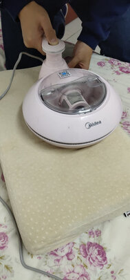 %title插图%num 美的(Midea)除螨仪MT3 有线手持床上家用吸尘器 冰莹粉 紫外线杀菌除螨