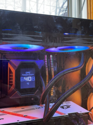 %title插图%num 微星(MSI) 240一体式电脑机箱CPU水冷散热器 寒霜K240(2把ARGB温控风扇/LCD屏幕/Asetek第七代冷头/5年质保)