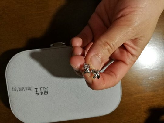 铂金耳钉