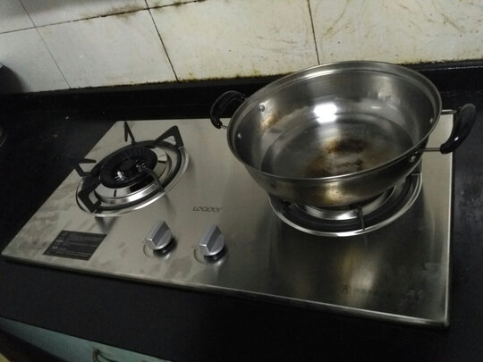 灶子做工很好,很有大厂风范;点火迅速,按住三秒安全点火有点不适应