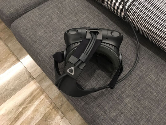 HTC VIVE CE 智能VR眼镜怎么样上手两小时后悔了是吗