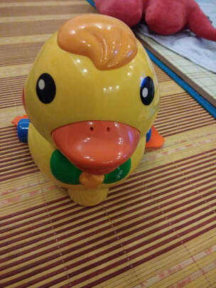 婴儿学爬玩具