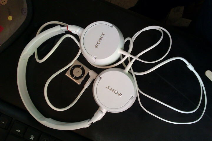 索尼(sony)耳机 mdr-zx100 简约不简单的时尚耳机 白色--音质还是没得