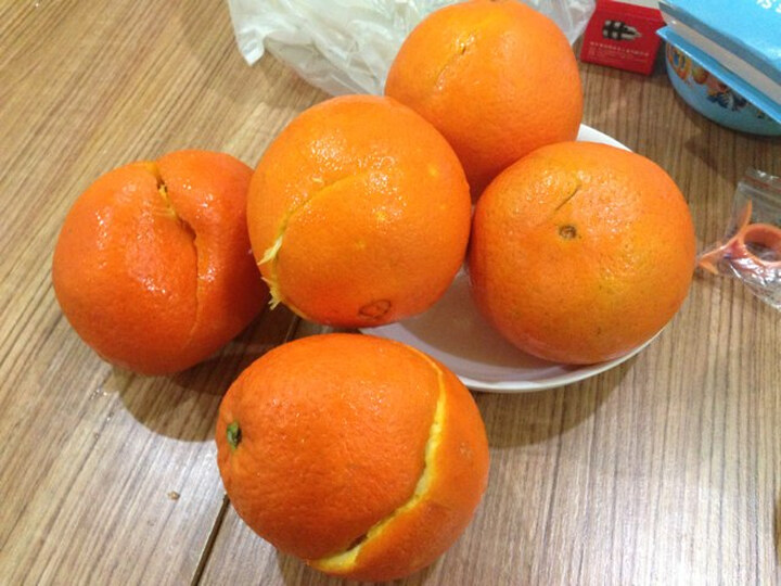 橙子不错,就是一箱压坏了6个,心疼啊.
