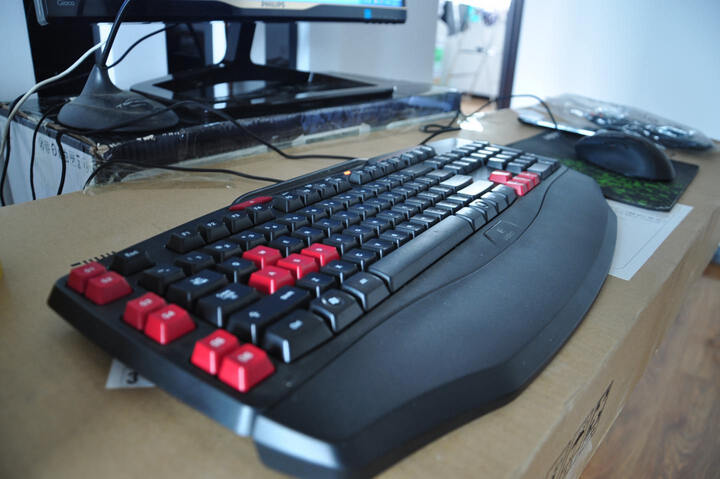 罗技(logitech)游戏键盘 g103 黑色非常好的东西呀~~ 密度很高~~ 很