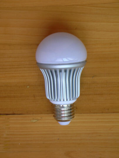 9w led灯泡(暖白色)--节能,环保,抗梯级电价.哈哈!