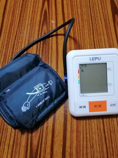 乐普bp100a:"血压计字体很大,简单好学,老年人学起来容易,而且还带有