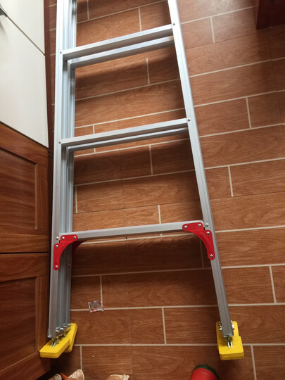 良浦铝合金合页梯:"产品材质:铝合金的,很轻,能一个人搬动,应该是新