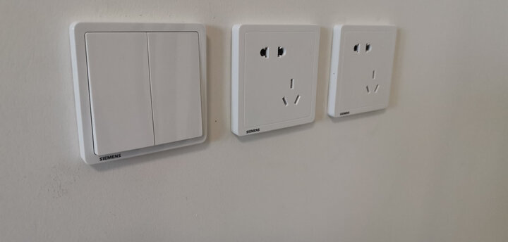 床头放的双开双控开关.