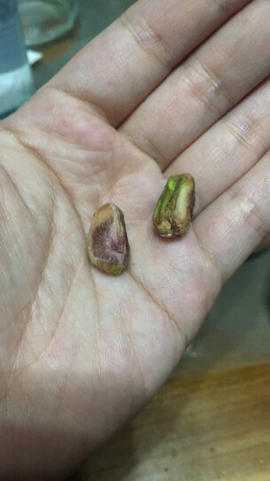 开心果:"很大一袋子,生产日期倒是很新鲜,就是果子里难免有坏果"