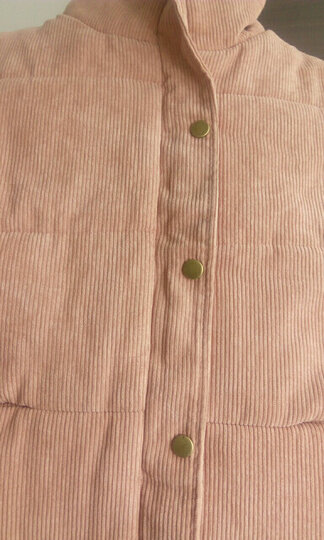 灯芯绒的面料厚实耐磨.