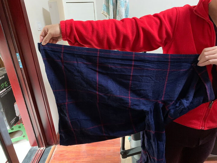 摆长短不一,这么大品牌的衣服出现这样的低级失误,让我怀疑这是山寨版