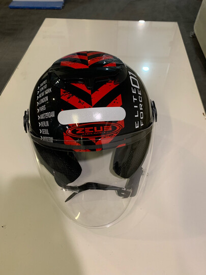 瑞狮(zeus):"快递速度还是可以的,头盔包装很严实无破损,头盔颜色漂亮