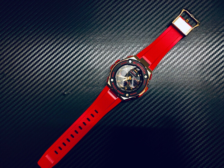 卡西欧gst-w300cxb-4apfm:"鼠年生肖限定版黑色,上手效果不错,红色的