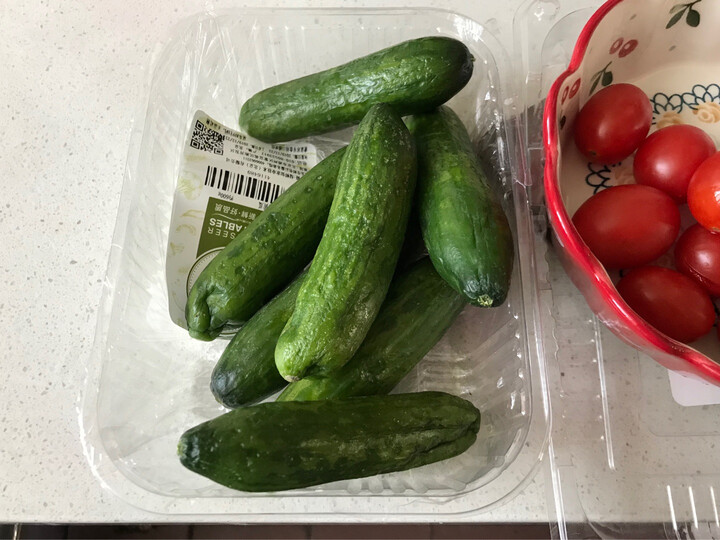 [晒单帖]小黄瓜感觉不是很新鲜,头尾部都抽抽蔫了,.