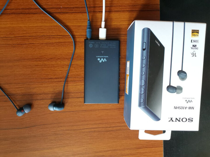 索尼nw-a105hn:"设计太完美了,有分量,有质感,体型小巧,外观精致,手感