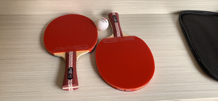 红双喜4002对拍:"大小尺寸:尺寸合适,大小正好外观颜值:和普通乒乓