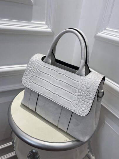 劳斯尼亚(rollsnea):"包包拿手上就觉得跟上档次,做工也相当精细背上