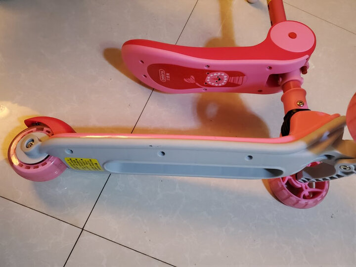 贝恩施滑板车:"外形外观:形很扎实,一看就很稳当!