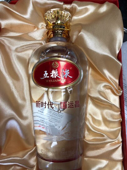 五粮液白酒:"性价比不错,999,750ml的五粮液,值得购买,瓶子造型也是